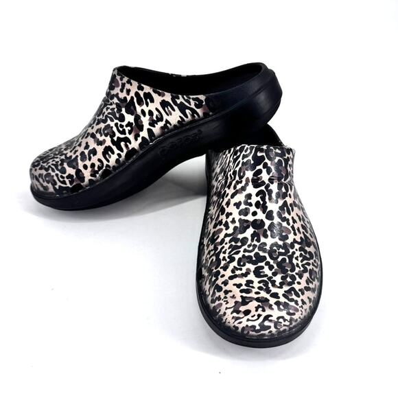OOfos OOClog Recovery Sandals Black Leopard Womens 10 Clog - Picture 1 of 7